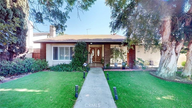 view of front of property featuring a front yard