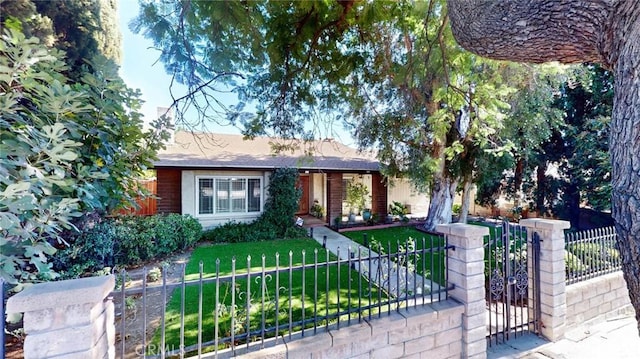 view of front of property featuring a front yard