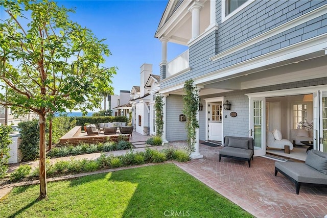 view of yard featuring a patio area and outdoor lounge area