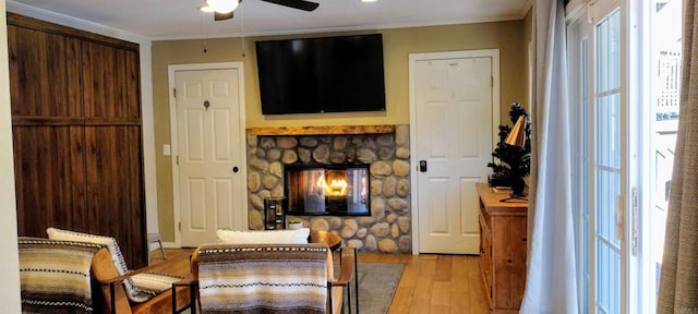 sitting room featuring ceiling fan, a healthy amount of sunlight, ornamental molding, and light hardwood / wood-style flooring