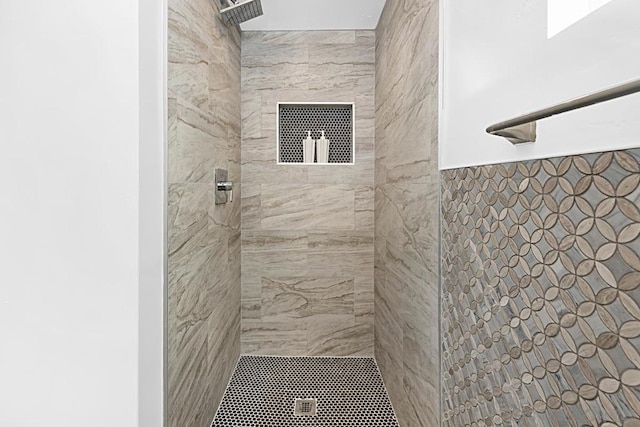 bathroom featuring a tile shower