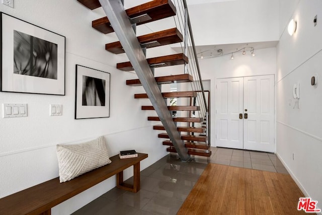 foyer entrance featuring tile patterned floors