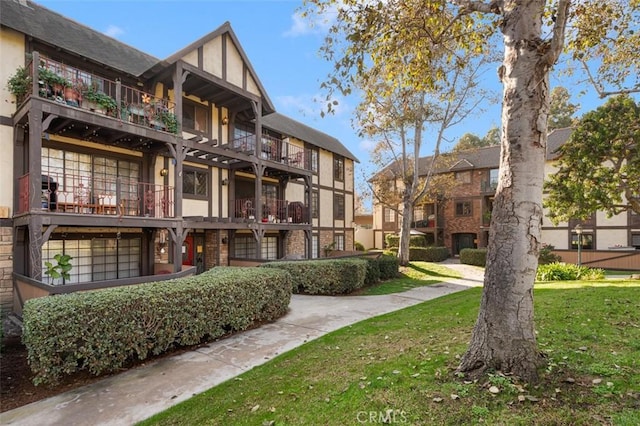 view of property's community featuring a lawn