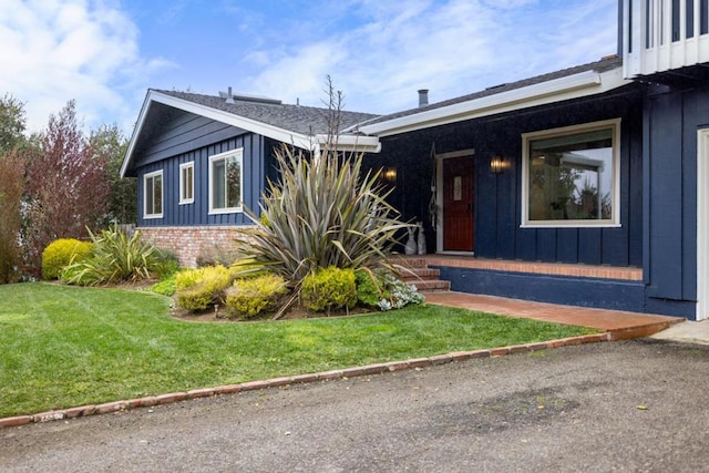 view of front of home featuring a front yard