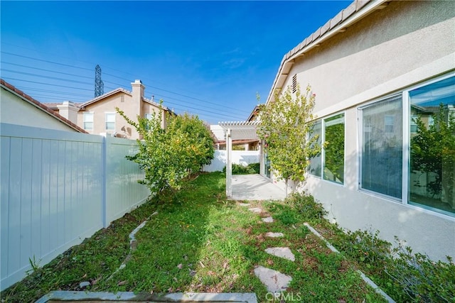 view of yard featuring a pergola