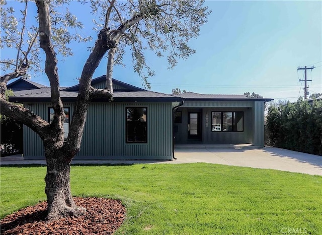 view of front of house with a front lawn