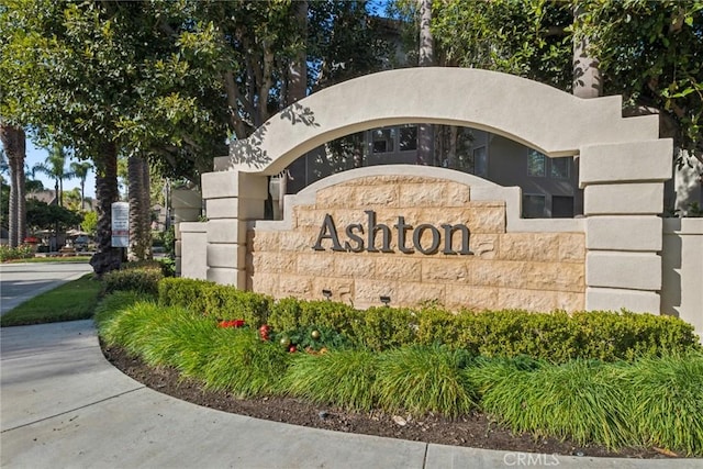 view of community / neighborhood sign