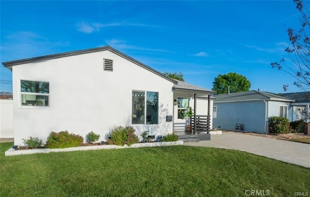 view of front of property featuring a front lawn