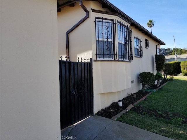 view of side of property featuring a lawn