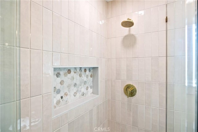 bathroom featuring tiled shower