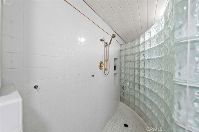 bathroom featuring a tile shower