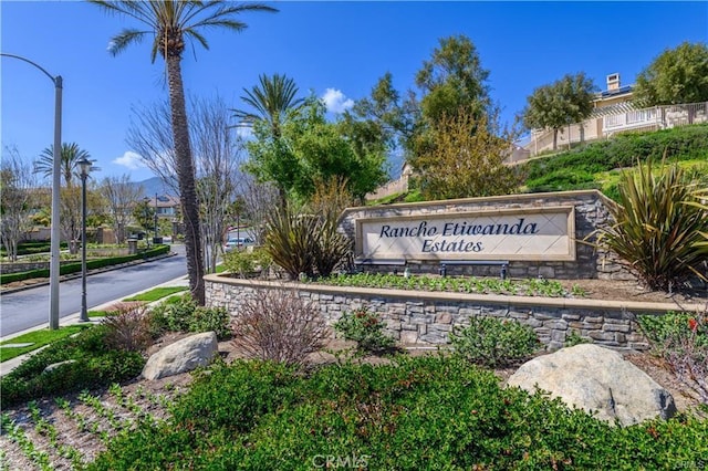 view of community / neighborhood sign