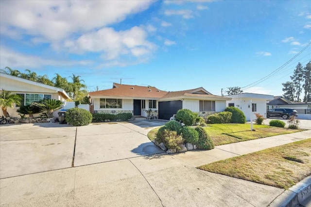 ranch-style home featuring a front lawn