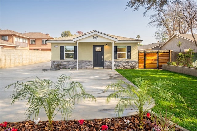 view of front of home featuring a front lawn