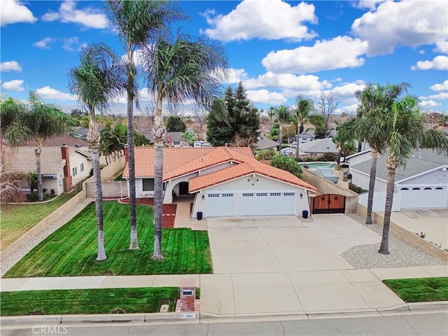 view of front of home featuring a front lawn