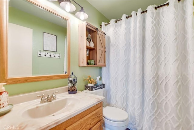 bathroom with toilet, vanity, and curtained shower