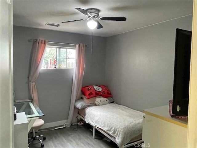 bedroom featuring ceiling fan