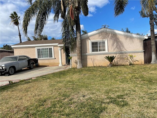 single story home with a front lawn