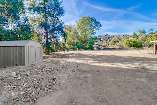 view of yard featuring a storage unit