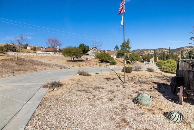 view of yard featuring a mountain view