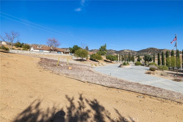 view of yard with a mountain view