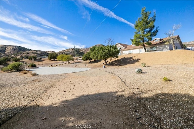 view of yard with a mountain view