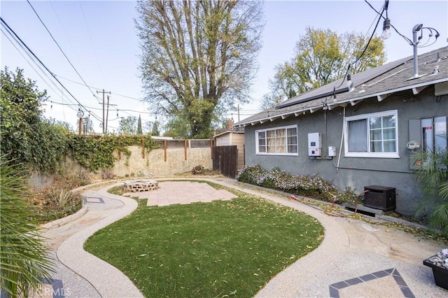 view of yard featuring a patio area