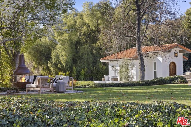 view of yard featuring an outdoor hangout area