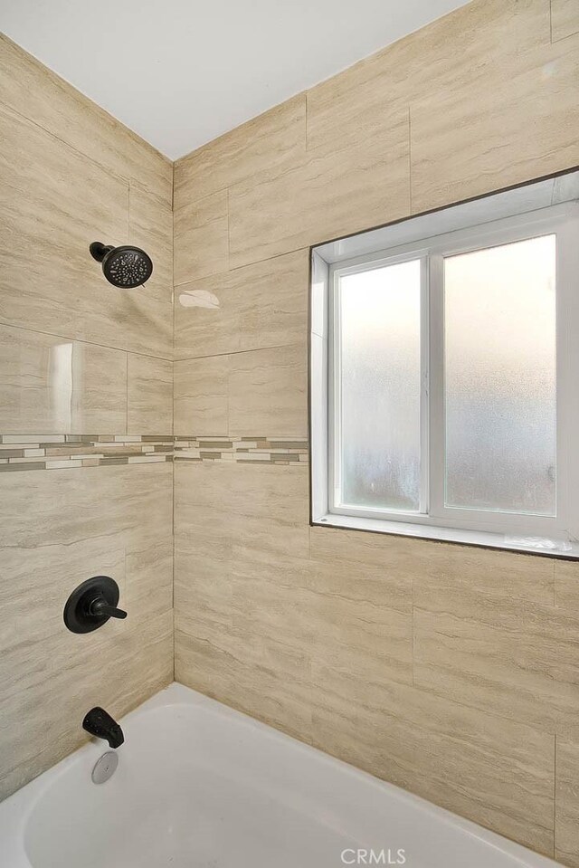 bathroom featuring tiled shower / bath combo