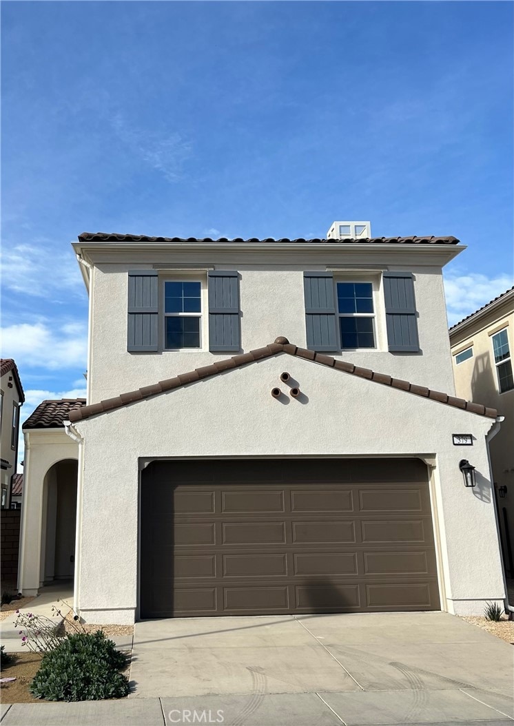 view of front facade featuring a garage