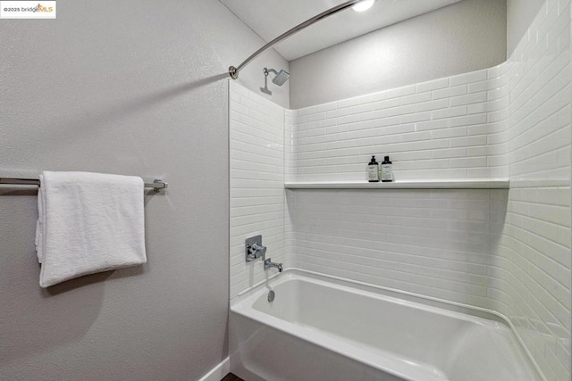 bathroom featuring tiled shower / bath