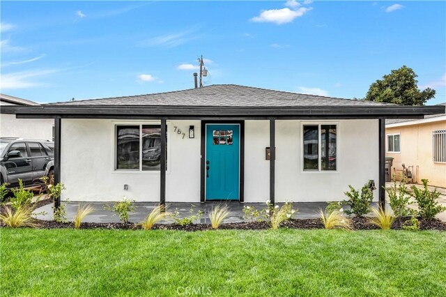 view of front of property featuring a front lawn and a porch