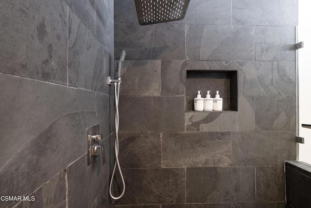 bathroom featuring tiled shower