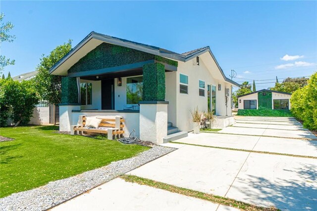 view of front of property featuring a front lawn and a porch