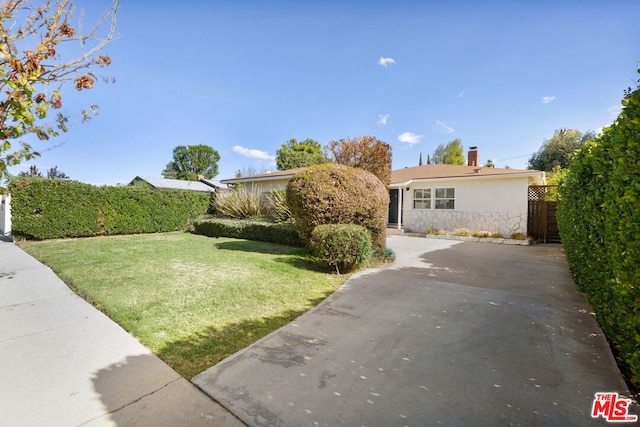 view of front of property with a front yard