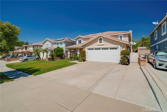 view of front of house featuring a front lawn