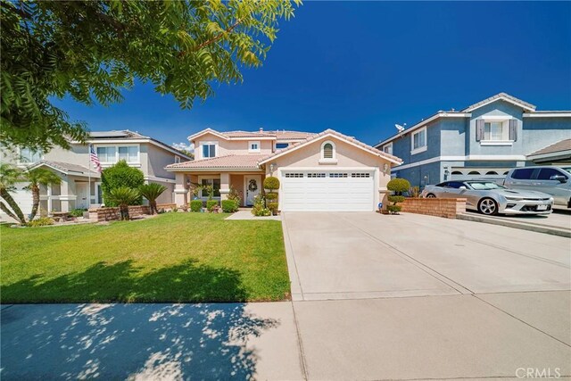 view of front of house featuring a front lawn and a garage