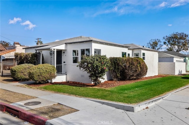 view of front of home featuring a front yard