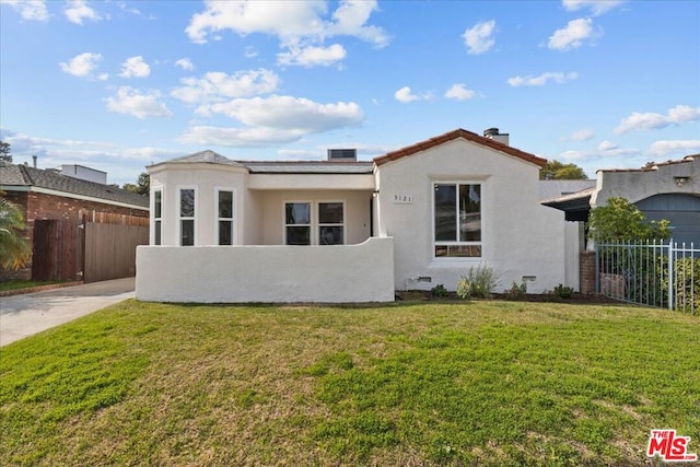 view of front of home featuring a front yard