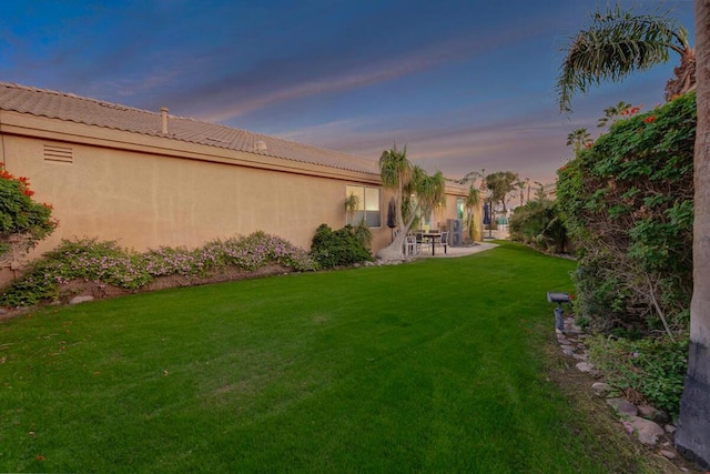 view of yard at dusk