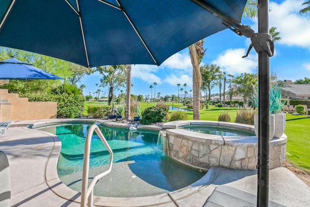 view of pool featuring an in ground hot tub and a yard