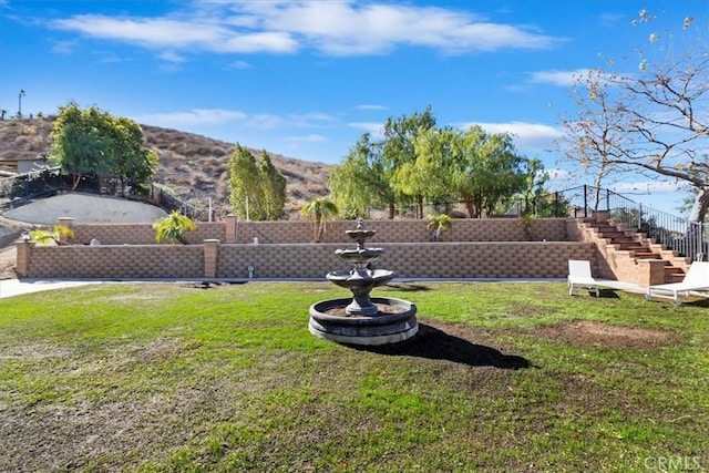 view of yard featuring a mountain view