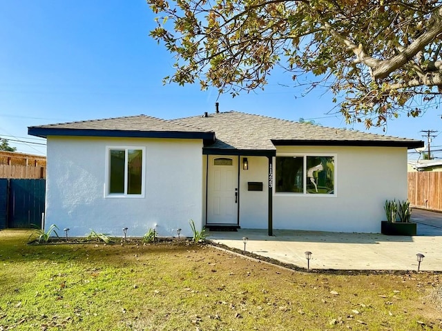 view of front of property featuring a patio and a front yard