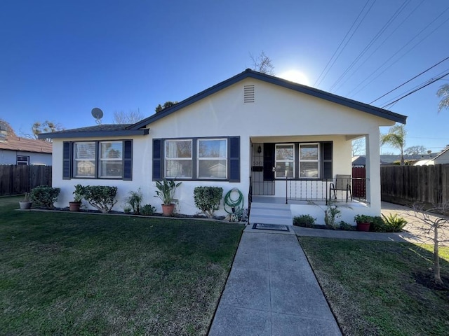 view of front of property featuring a porch and a front yard