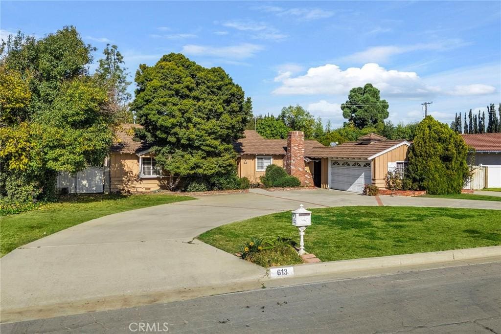 view of front of house with a front lawn and a garage