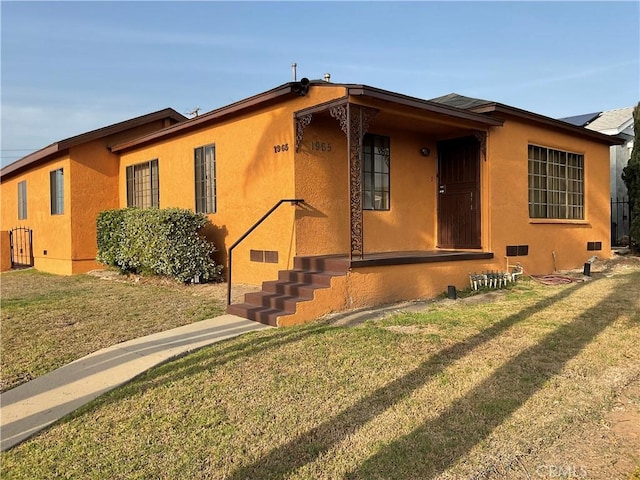 view of front of property with a front lawn