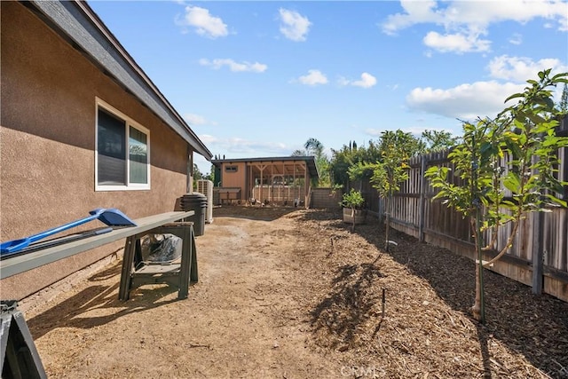 view of yard featuring an outbuilding