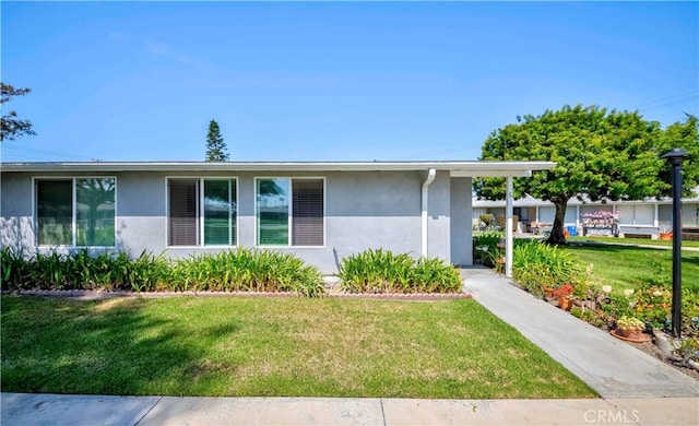 ranch-style home featuring a front lawn