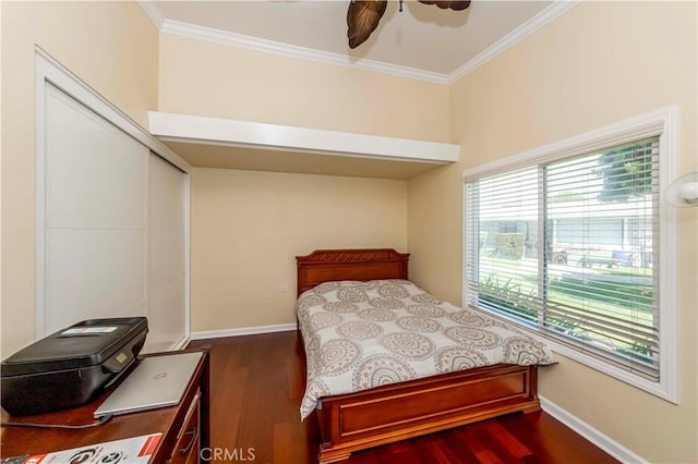 bedroom featuring ceiling fan, dark hardwood / wood-style flooring, and crown molding