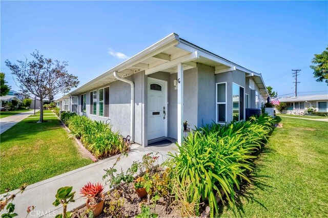 view of front of property featuring a front yard